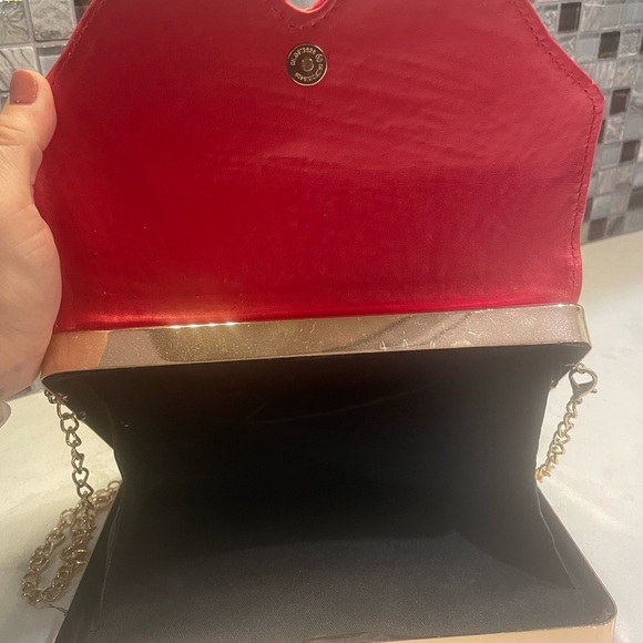 Mod Lady W/Sunglasses Statement Purse Gold Metallic Box Structure, Chain Strap - Picture 7 of 7